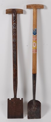 Lot 394 - * A Griffin Trappers spade, having a riveted...