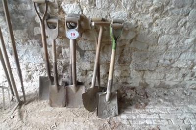 Lot 19 - 5 x Wooden Handle Spades