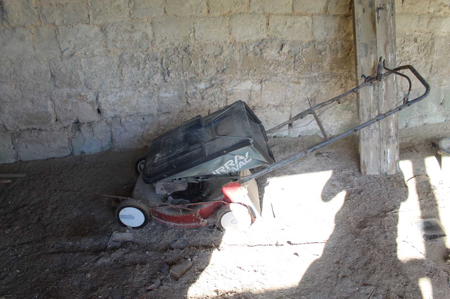 Lot 31 - Petrol Lawnmower (Murray Aerovac)