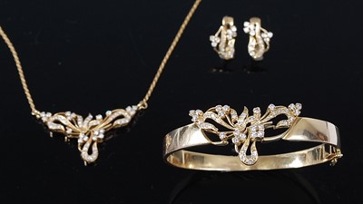 Lot 2266 - A yellow metal diamond suite of jewellery,...