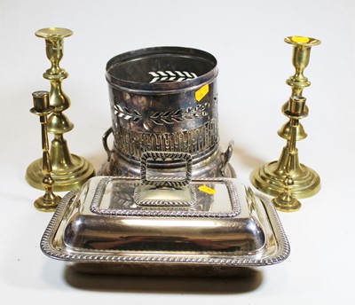 Lot 355 - A small collection of metalware to include a...