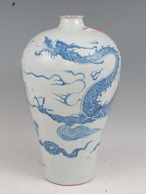 Lot 7 - A large Chinese export stoneware blue & white...