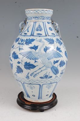 Lot 18 - A large Chinese export blue & white vase...
