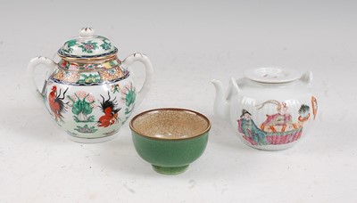 Lot 31 - A Chinese export tea bowl on green ground with...