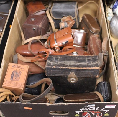 Lot 123 - A box of miscellaneous cameras, to include an...