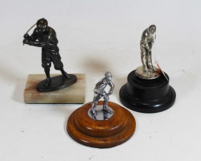 Lot 216 - An Art Deco style spelter model of a golfer in...