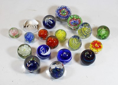 Lot 301 - A collection of assorted modern glass...