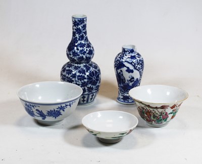 Lot 322 - A Chinese export blue and white bowl,...