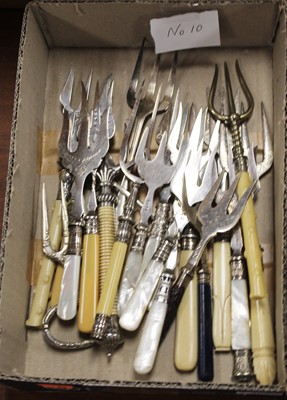 Lot 369 - A collection of loose silver plated toasting...