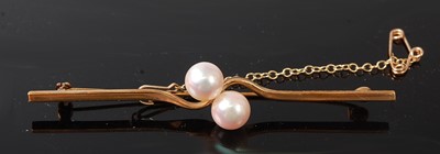 Lot 2540 - A 9ct yellow gold pearl bar brooch, featuring...