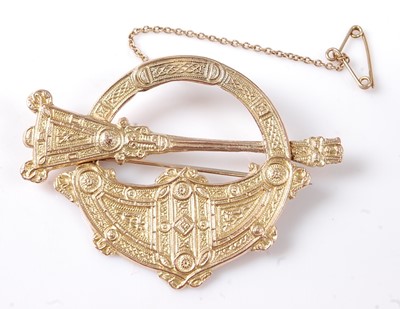 Lot 2541 - A 9ct yellow gold pseudo-Penannular brooch,...