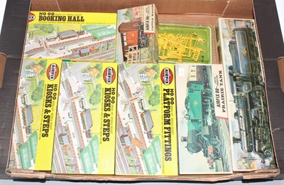 Lot 1001 - Airfix plastic kit group, 8 railway items...