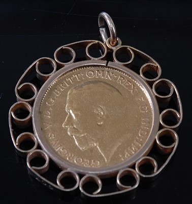 Lot 2005 - Great Britain, 1914 gold half sovereign,...