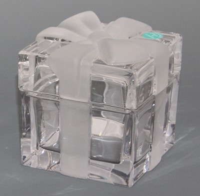 Lot 64 - A contemporary Tiffany & Co heavy clear glass...