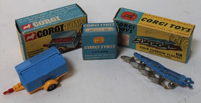 Lot 1218 - Corgi group of 3 models as follows: 109...