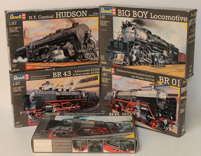 Lot 1032 - Revell plastic kit group of 5 locomotive kits...