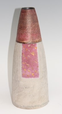 Lot 45 - Robin Welch (1936-2019) - a studio pottery...