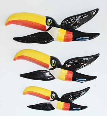 Lot 32 - A graduated set of three Carltonware ceramic...