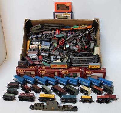 Lot 414 - Large tray containing 100+ goods wagons by...