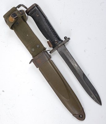 Lot 2258 - A US M5A1 bayonet, having a 17cm blade, the...