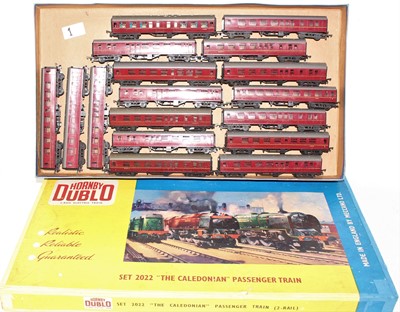 Lot 446 - 16 various loose Triang TT coaches all maroon...