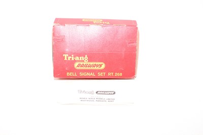 Lot 562 - Triang R268 Bell Signal Set, appears unused, a...