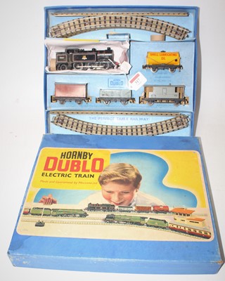 Lot 317 - Hornby Dublo EDG17 Tanks good set, comprising...