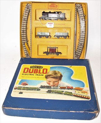Lot 318 - Hornby Dublo EDG17 Tank goods set comprising...