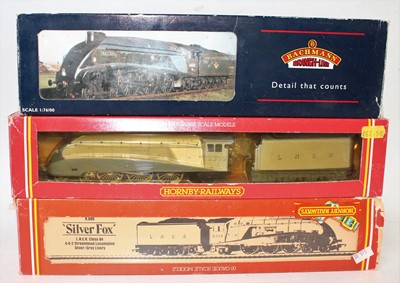Lot 473 - Three various boxed Bachmann and Hornby 00...