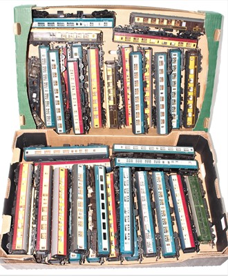 Lot 480 - Two trays containing 39 various mixed 00 scale...