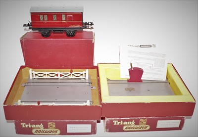 Lot 342 - A mixed lot comprising two Triang Level...