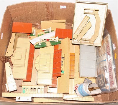 Lot 360 - Large tray of Hornby Dublo D1 Buildings, 3...
