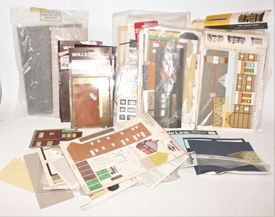 Lot 371 - Tray of 00 Gauge buildings and scenic kits...