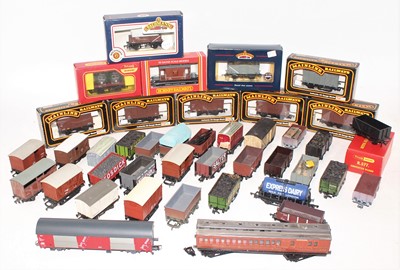 Lot 385 - Tray of approx. 25 wagons, various makes, 12...