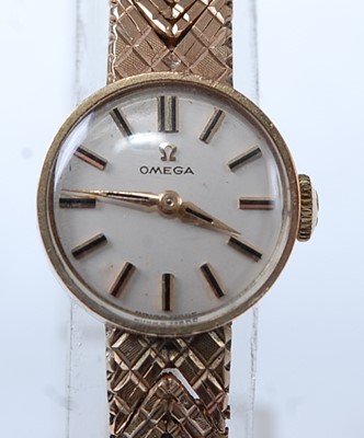 Lot 2618 - A 9ct yellow gold lady's Omega manual wind...