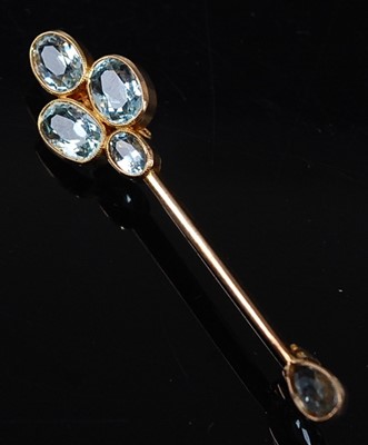 Lot 2620 - A yellow metal aquamarine bar brooch,...