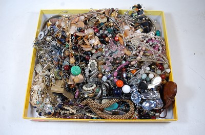 Lot 420 - A large collection of miscellaneous costume...