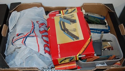 Lot 474 - A box of assorted mainly 00 gauge rolling...