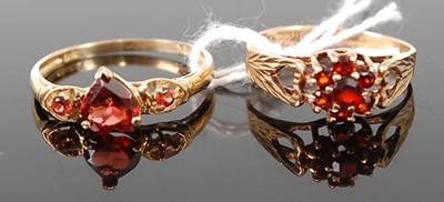 Lot 371 - A yellow metal and heart shaped garnet set...