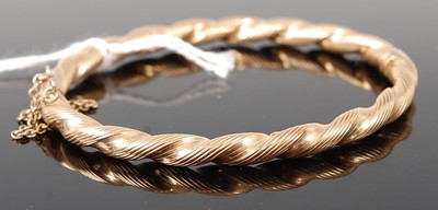 Lot 388 - A 9ct gold ropetwist hinged bangle with safety...