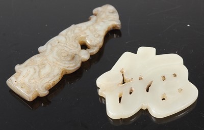 Lot 389 - A Chinese carved green hardstone pendant,...