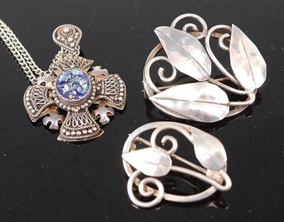 Lot 391 - A sterling silver pendant on neck chain;...