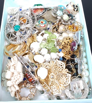 Lot 458 - Assorted costume jewellery, largely being...