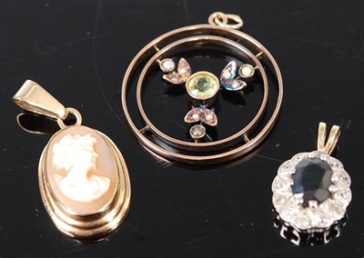 Lot 462 - A 9ct gold carved shell cameo set pendant,...