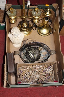 Lot 494 - A box of miscellaneous items to include a...