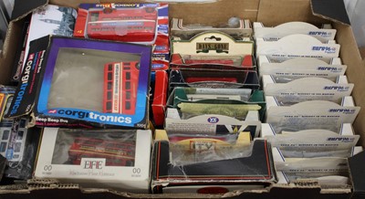 Lot 501 - A box of assorted loose and playworn London...