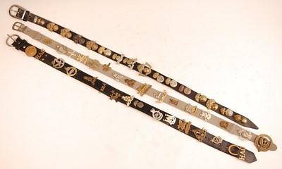 Lot 2196 - A collection of cap badges, collar/shoulder...