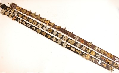 Lot 2200 - A collection of cap badges and insignia to...