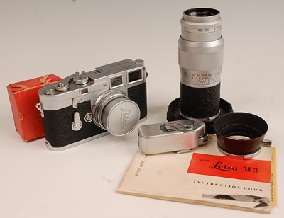 Lot 3202 - A Leica M3 35mm Rangefinder camera, serial...