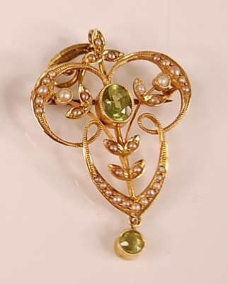 Lot 3129 - A yellow metal Edwardian peridot and seed...